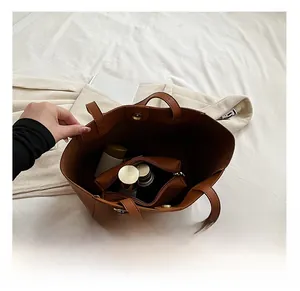 Détails de l'intérieur du grand sac cabas marron avec pochette intérieure assortie