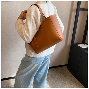 Détail d'un grand sac cabas en cuir caramel pour un style de bureau minimaliste
