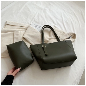 Vue détaillée du grand cabas vert olive en similicuir avec sa pochette assortie