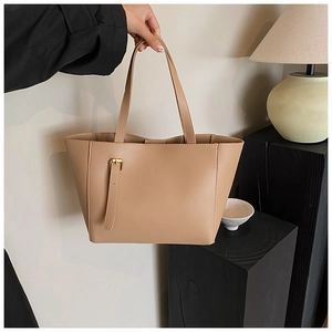 Vue détaillée du sac cabas beige avec boucle métallique dorée et texture cuir grainé
