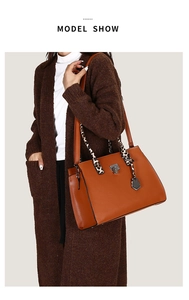 Mannequin portant un sac à bandoulière en cuir grainé marron avec foulard léopard