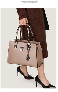 Détail du sac à main kaki avec poignées à motif léopard et fermoir argenté poli