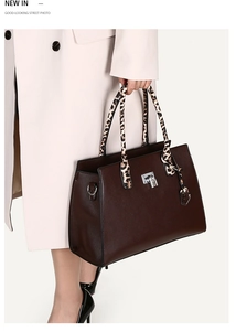 Détail du sac en cuir marron foncé avec poignée léopard et boucle en métal argenté