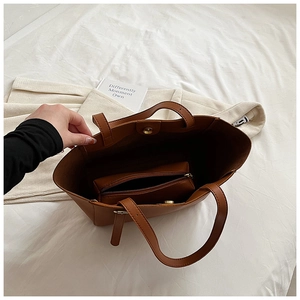 Vue de dessus du sac cabas en cuir marron avec une pochette intérieure amovible zippée