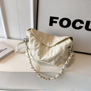 Borsa a spalla trapuntata crema con tracolla a catena in pelle e motivo a rombi moda