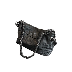 Borsa a spalla trapuntata nera in pelle vintage con catena in metallo e finitura argento