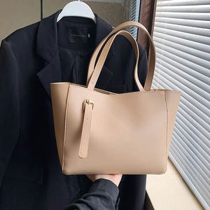 Grand sac cabas beige avec boucle dorée pour un style chic et quotidien de bureau
