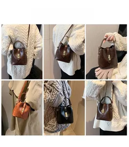 Détails du sac seau en marron, noir et caramel avec des bandoulières réglables