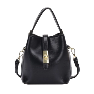 Sac seau noir classique avec fermoir rotatif doré et texture en cuir structuré