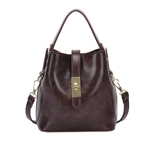 Sac seau vintage marron foncé avec fermoir doré poli et bandoulière réglable