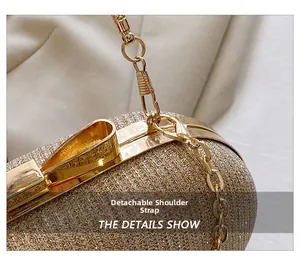 Détail de la bandoulière chaîne dorée amovible et texture pailletée de la pochette de soirée