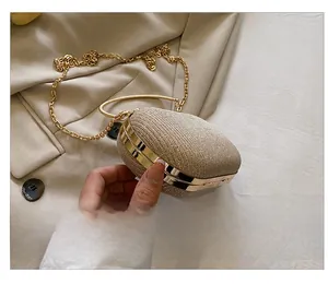 Vue détaillée du sac de soirée doré en forme d'œuf avec paillettes et chaîne