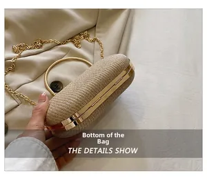 Détail d'une pochette de soirée pailletée avec cadre en métal doré et base de sac solide