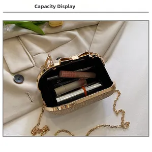 Détail de la capacité intérieure de la pochette de soirée dorée à paillettes avec chaîne