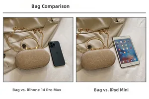 Pochette dorée pailletée en comparaison de taille avec smartphone et tablette