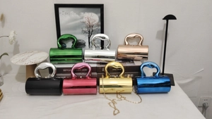 Zylindrische Hartschalen-Abendtaschen in sieben Metallic-Farben mit herzförmigem Griff