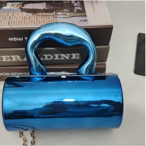 Nahaufnahme der futuristischen elektrisch blauen zylindrischen Handtasche mit Metallglanz