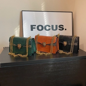 Women Crossbody Bag PU Leather Crocodile Pattern Gold Lion Head Buckle Metal Chain Shoulder Bag Retro Luxury Fashionable