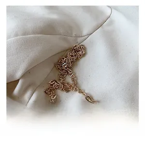 Nahaufnahme der langlebigen goldenen Metallkette mit poliertem Finish für Handtaschen