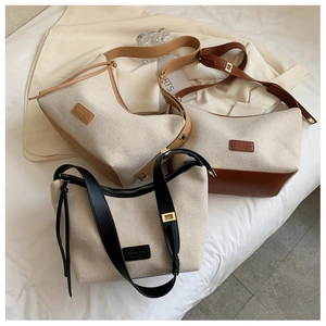 Detailansicht von drei Canvas-Schultertaschen mit Leder-Patchwork in neutralen Farbtönen