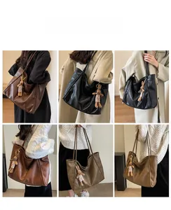 Detailansicht großer Softleder-Shopper mit süßen Hasenanhängern in 4 verschiedenen Farben