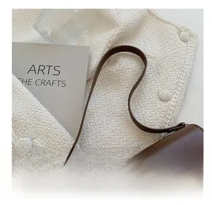 Dettaglio borsa in pelle testa di moro con finiture dorate minimaliste e tracolla fine
