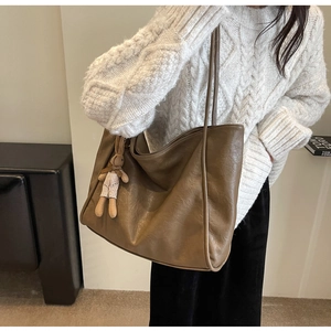 Braune Shopper-Tasche aus Kunstleder mit Faltenoptik und süßem Hasen-Anhänger