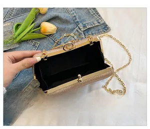Détails de la pochette de soirée à paillettes champagne doré avec chaîne et doublure noire