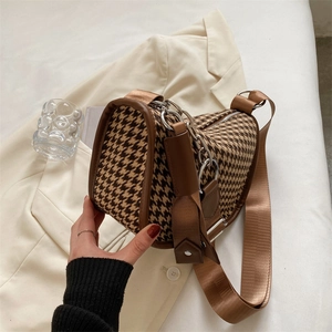 Vintage houndstooth crossbody bag with brown leather trim and stylish chain strap