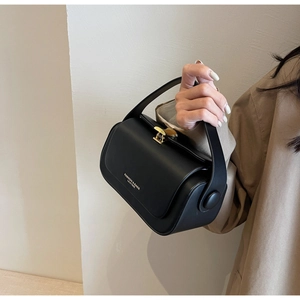 Sac à main chic en cuir noir avec boucle dorée et lettrage fashion élégant