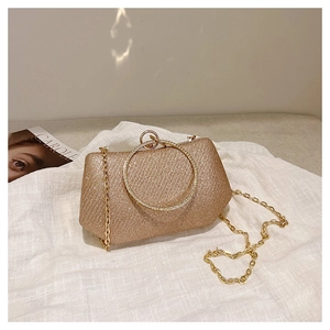 Détail de la pochette de soirée à paillettes dorées avec poignée anneau strass