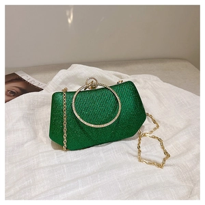 Détails du sac de soirée pailleté vert avec poignée anneau dorée et bandoulière