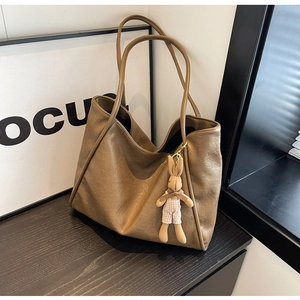 Braune Shopper-Tasche aus Kunstleder mit Hasenanhänger und strukturierter Oberfläche