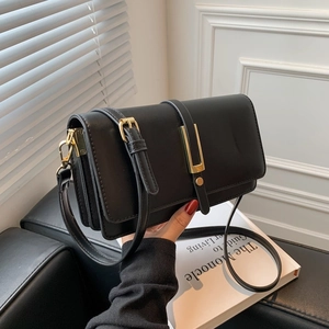 Borsa a tracolla classica in pelle nera con elegante fibbia in metallo dorato