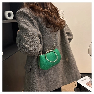 Sac de soirée pailleté vert en forme de lune avec poignée dorée et bandoulière chaîne