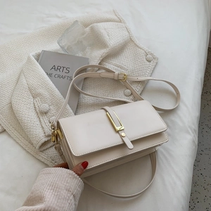 Borsa a tracolla rettangolare in pelle crema con elegante fibbia in metallo dorato