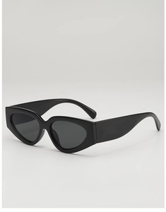 Détail de lunettes de soleil œil de chat noires avec branches larges et verres