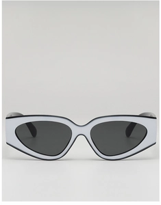 Gros plan de lunettes de soleil œil-de-chat blanches avec des bords noirs contrastés