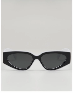 Gros plan de lunettes de soleil œil de chat rétro avec monture noire et bords blancs