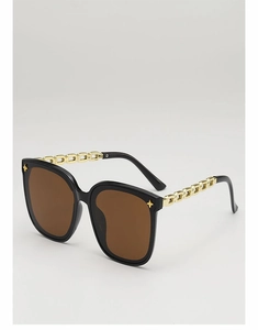 Détail de lunettes de soleil carrées avec branches en chaîne dorée et décor d'étoile