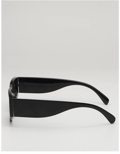 Vue latérale de lunettes de soleil œil de chat noires avec monture épaisse polie
