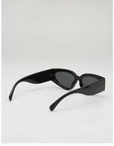 Vue latérale macro de lunettes de soleil œil de chat noires avec branches larges