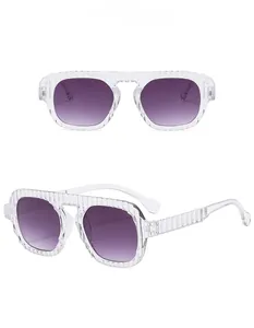 Vue détaillée des lunettes de soleil transparentes avec texture verticale et verres violets