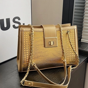 Champagnegoldene Umhängetasche mit Schlangenmuster, Metallic-Finish und Kette