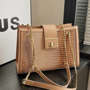 Strukturierte Handtasche mit Krokodilleder-Prägung, Goldkette und quadratischem Schloss