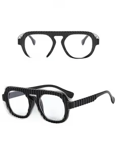 Détail de lunettes noires vintage à monture texturée et verres transparents