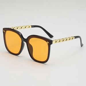 Lunettes de soleil carrées oversize avec verres orange et branches en chaîne dorée