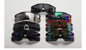 Ensemble de sept lunettes de soleil de sport pour enfants avec verres miroirs colorés