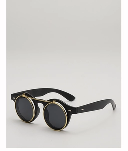 Détail de lunettes de soleil rondes rétro à double couche avec pont en métal doré