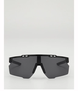 Détail de lunettes de cyclisme enfant avec fentes d'aération et monture sport noire